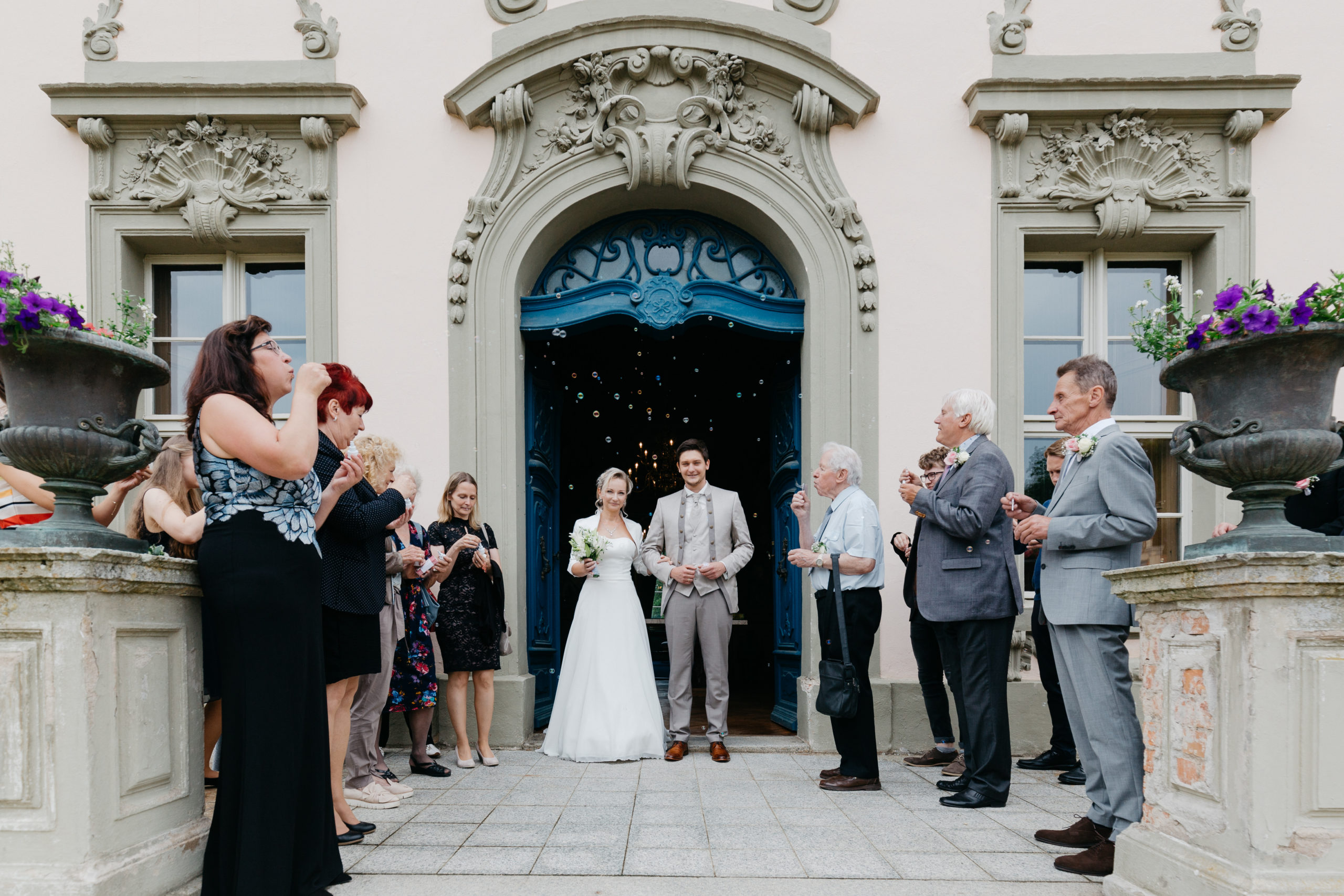 Brautpaar tritt aus der Tür von Schloss Branitz
