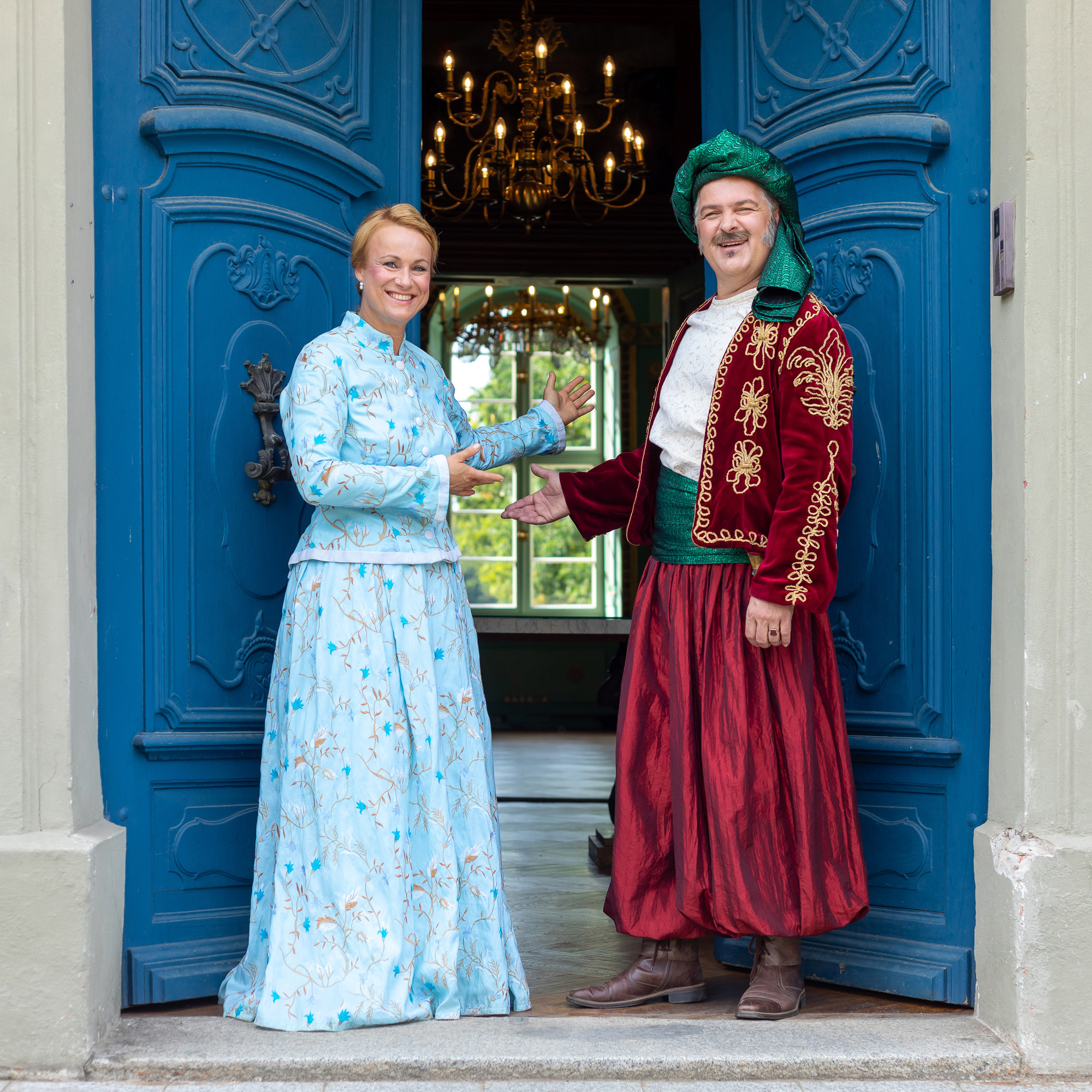 Fürstin Lucie und Fürst Pückler laden am Schlosstor zu einer Schlossführung ins Schloss Branitz