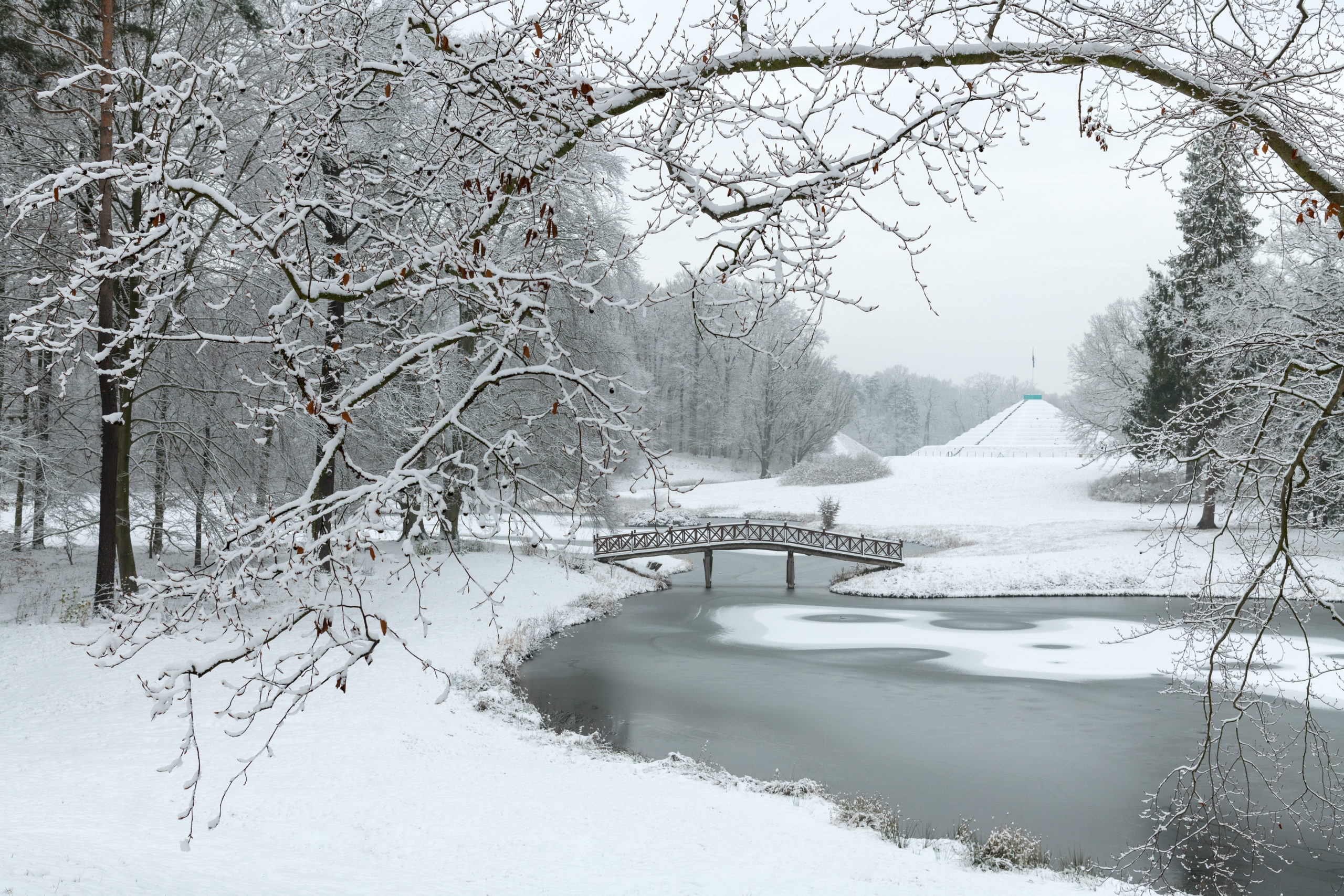 Schneelandschaft im Branitzer Park mit Schlangenseebrücke, Landpyramide