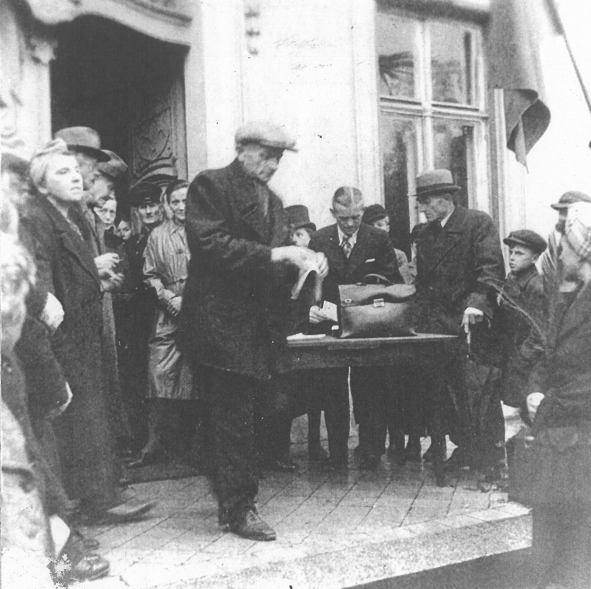 Cottbuser Bürger vor dem Eingang zum Branitzer Schloss 1945