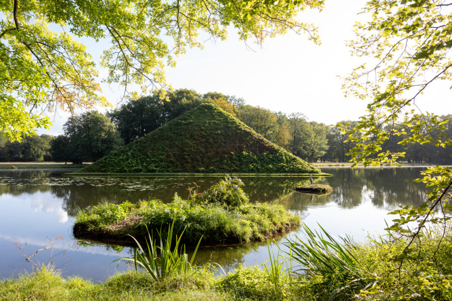 Erbbegräbnis Fürst Pückler, die Pyramide im Tumulussee