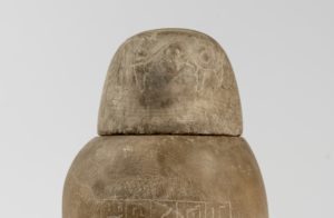 Kanopenkrug mit Falkenkopf 1000-500 v. Chr.
