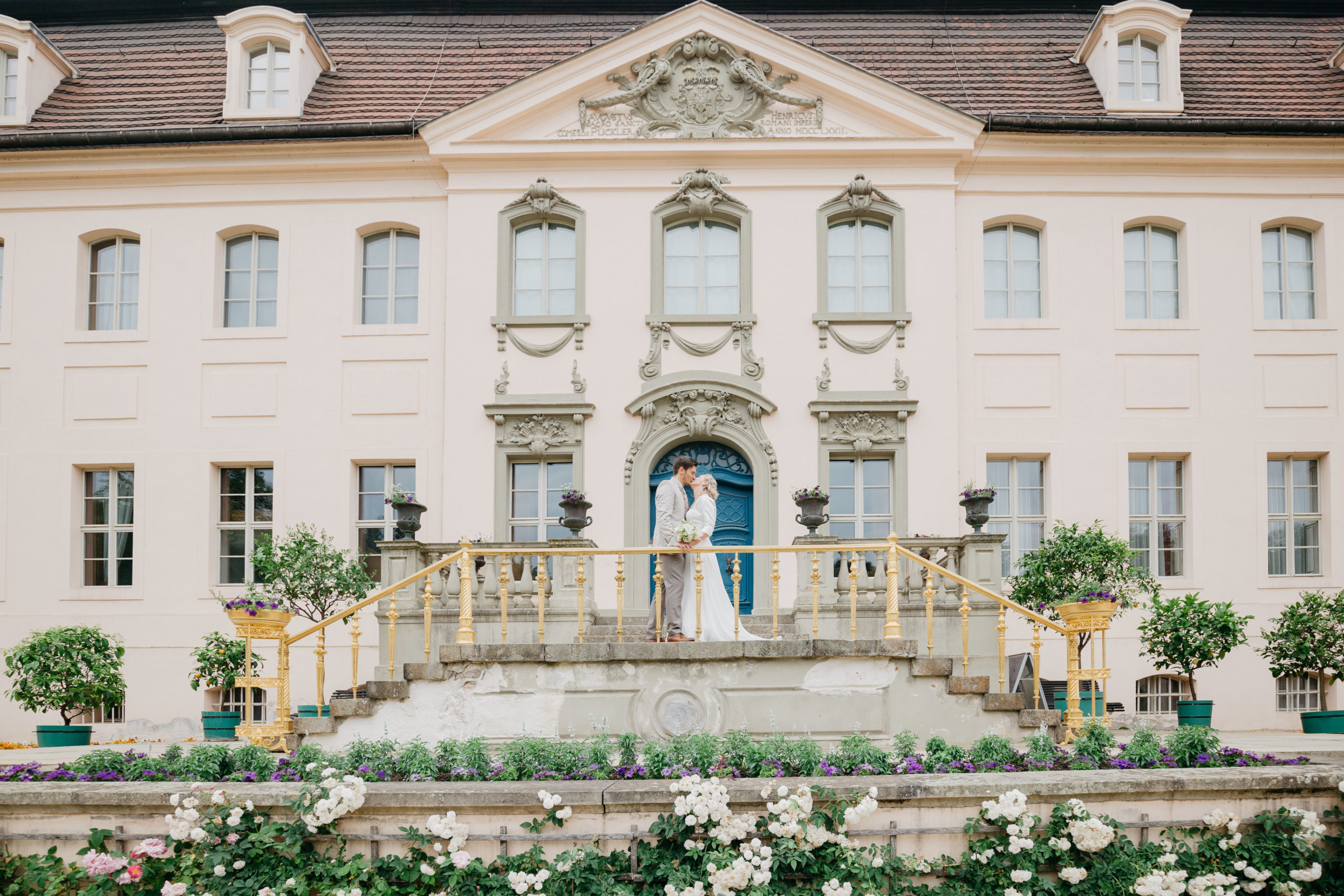Brautpaar steht auf der Schlossterrasse von Schloss Branitz