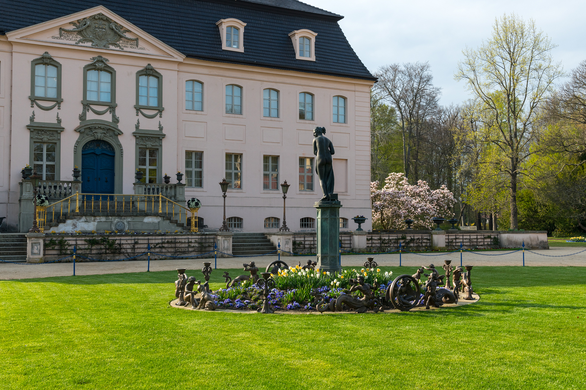 Das Venusbeet ,it Figurenschmuck vor dem Schloss Branitz