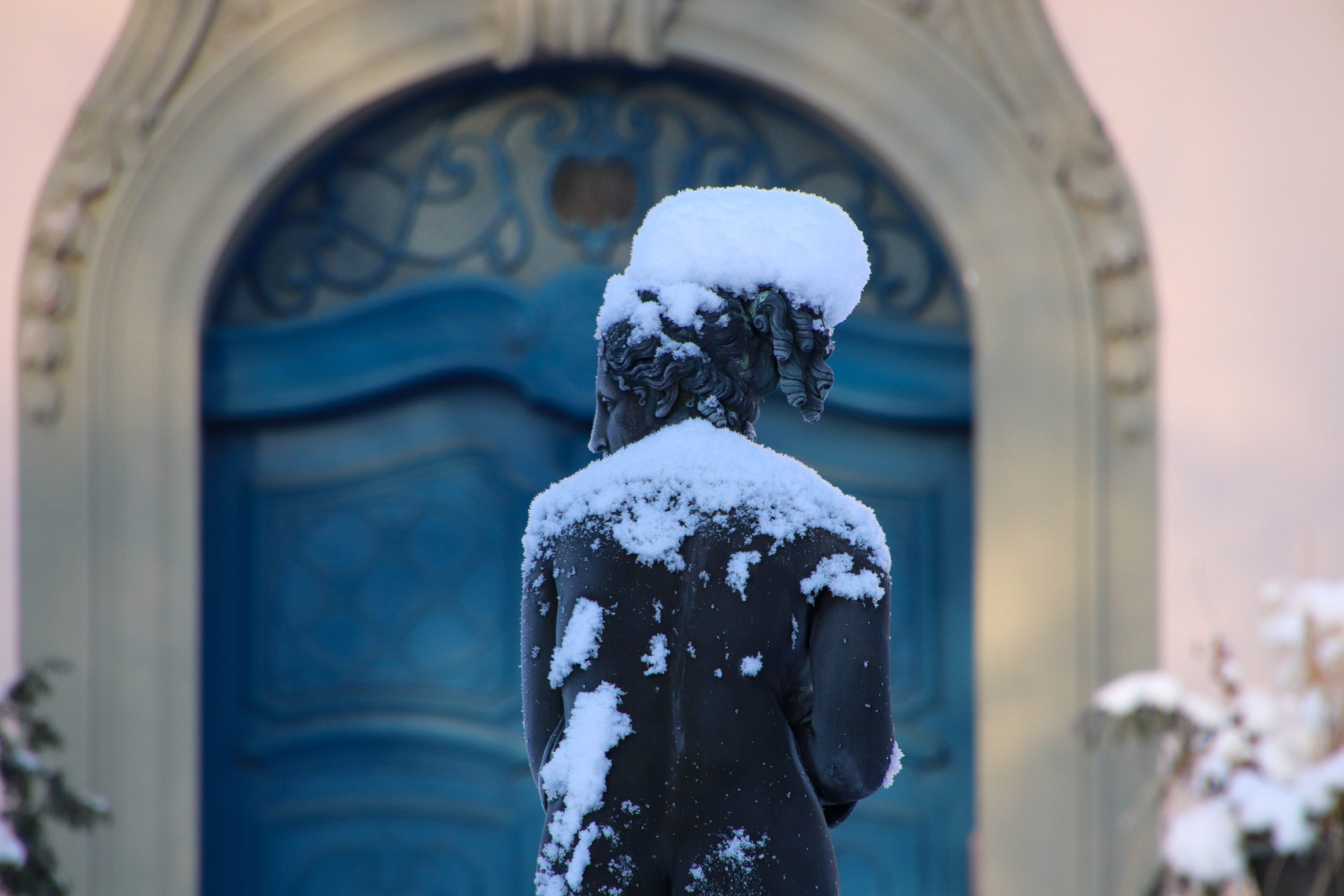 Skulptur mit Schneehaube auf dem Kopf