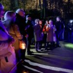 Menschen mit Laternen im abendlichen Branitzer Park