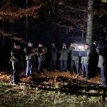 Acht Jagdhornbläser blasen im abendlichen Branitzer Park in ihre Jagdhörner