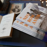 Auf einer Vitrine liegen Begleithefte zur Ausstellung "Neoromantik"