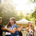 Paare tanzen Paartanz beim Branitzer Weinfest