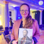 Dr. Simone Neuhäuser mit der Neuauflage der Fürst-Pückler-Bildbiografie_SFPM