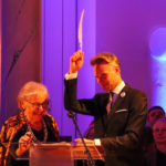 Elke von Pückler unterzeichnet die Überlassung des Familienachivs an die Stiftung_SFPM