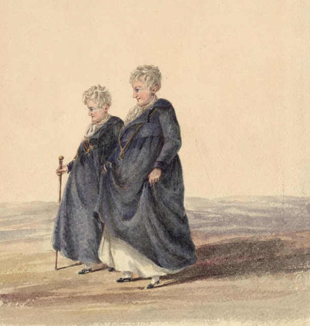 Zwei ältere, grauhaarige Damen aus dem 19. Jahrhundert, eine mit einem Wanderstock, in einer leicht hügeligen Landschaft