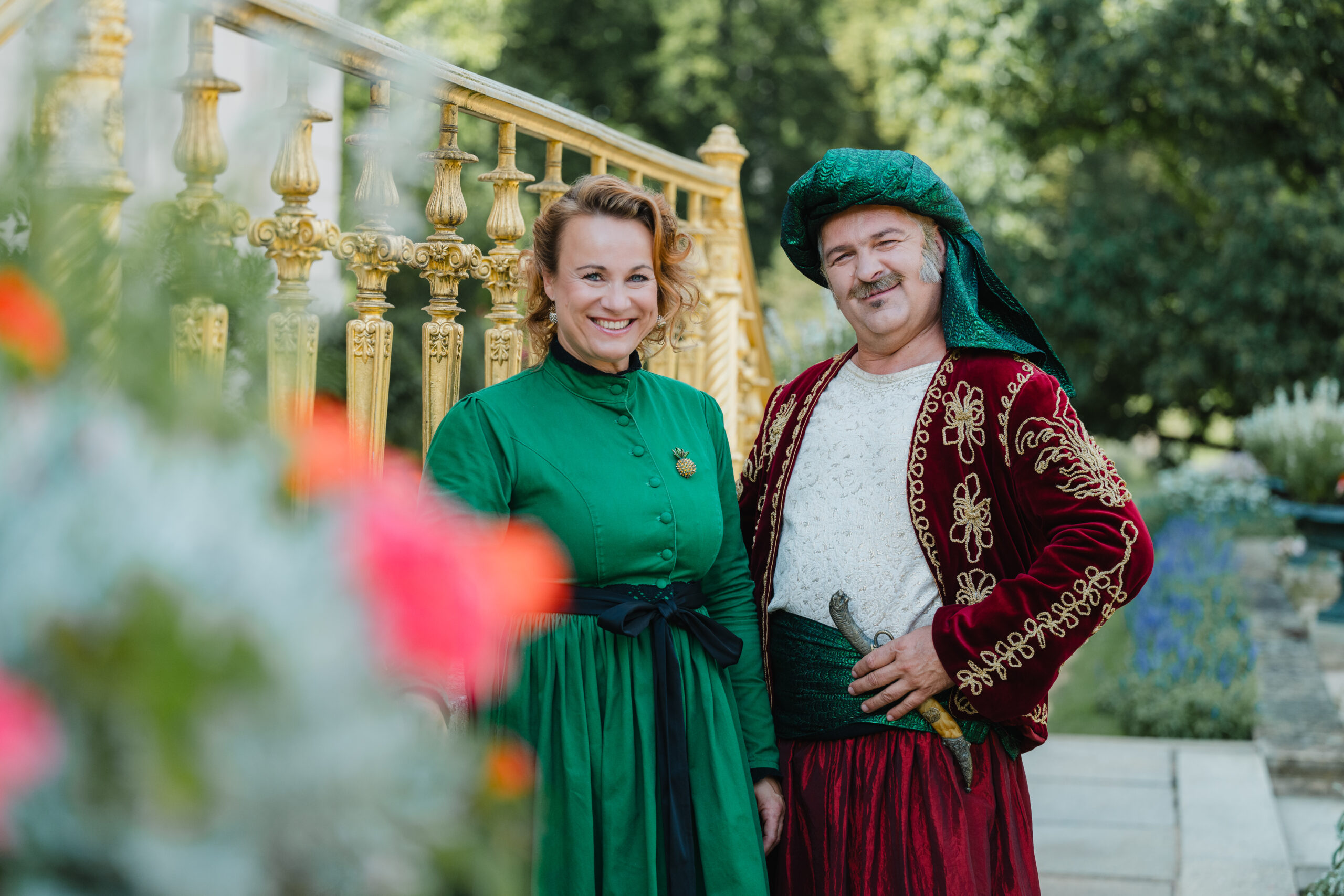 Zwei als Fürst und Fürstin gekleidete Personen auf der Schlossterrasse