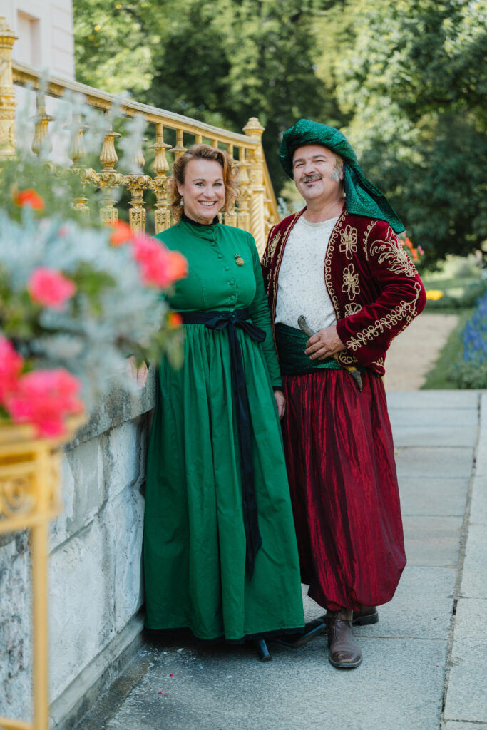 Zwei als Fürst und Fürstin gekleidete Personen au