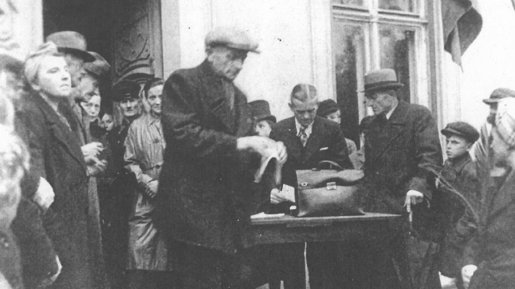 Historisches Foto von Branitzer Bürgern auf der Schlossterrasse in Branitz nach 1945