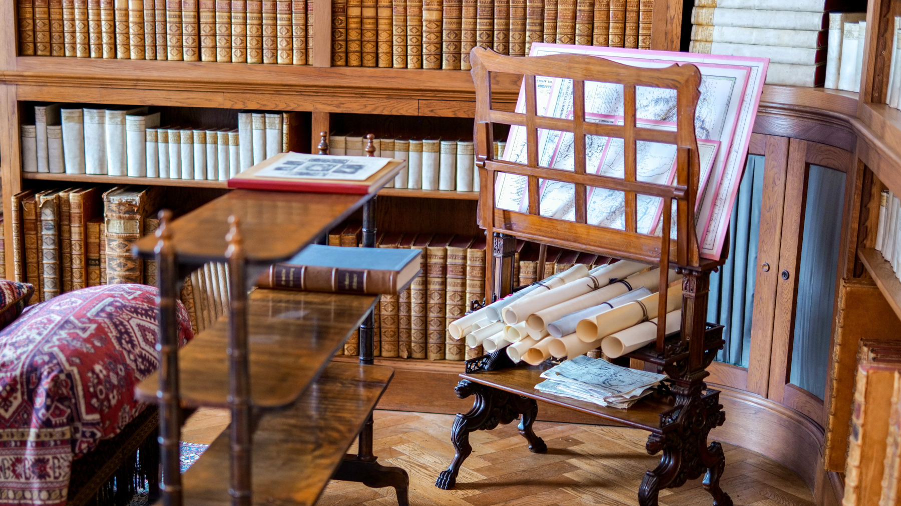 Einblick in die Pückler-Callenberg-Bibliothek im Schloss Branitz, Zeitschriftenständer